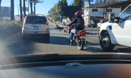 Accidente en Avenida Lázaro Cárdenas deja un motociclista lesionado