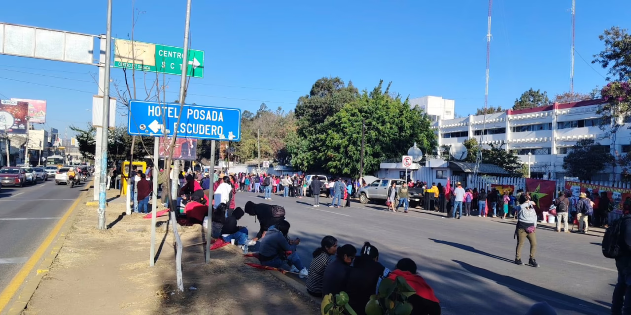 Al menos 10 bloqueos se reportan en Oaxaca este lunes