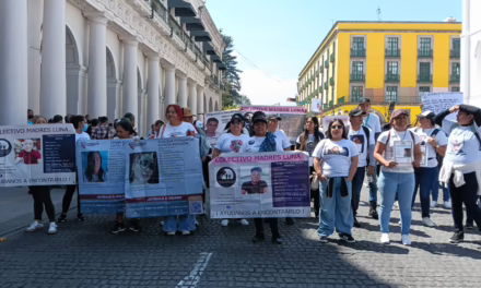 Colectivos de búsqueda, bloquean el centro de Xalapa