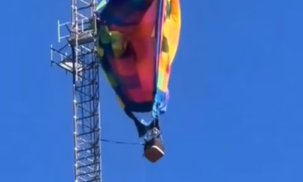 Video:Rescate de película en Texas: Dos personas quedan atrapadas a 280 metros tras chocar contra torre de telefonía
