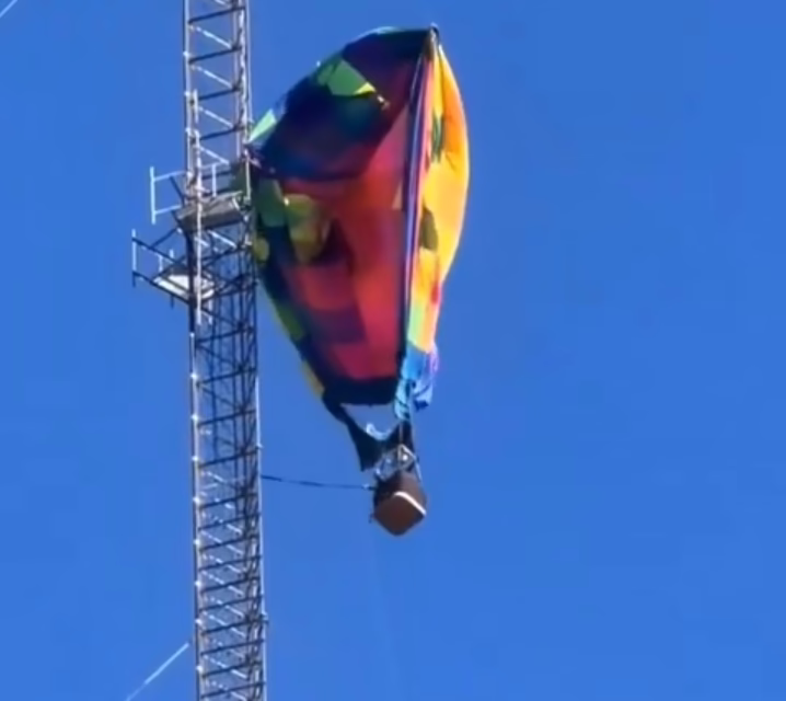 Video:Rescate de película en Texas: Dos personas quedan atrapadas a 280 metros tras chocar contra torre de telefonía