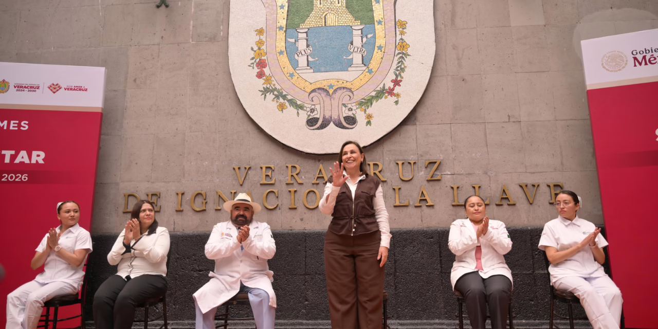 Entrega Rocío Nahle uniformes a personal hospitalario; anuncia compra de 60 ambulancias