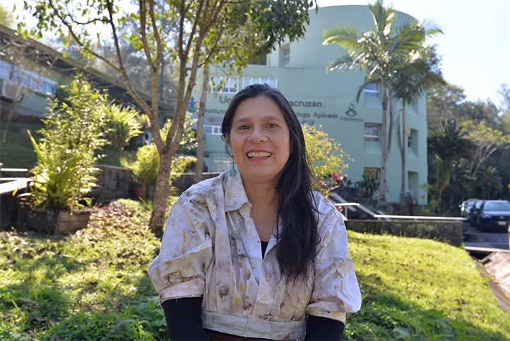 Alumna UV mide calidad del aire en Xalapa con plantas epífitas