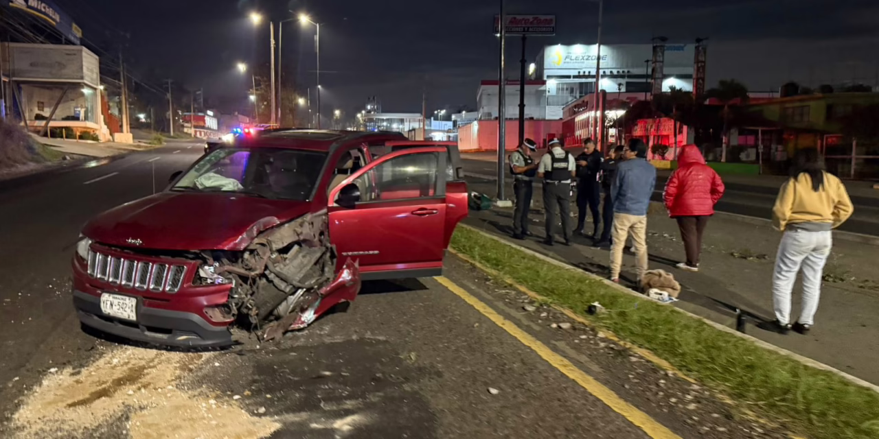 Se accidenta camioneta a la altura de Plaza El Juguete
