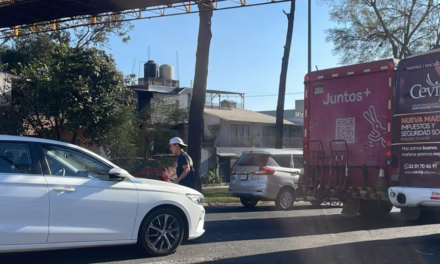 Percance vial en Las Trancas: Camión de Coca-Cola y particular obstruyen la Xalapa-Veracruz