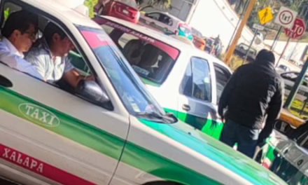 Colisión entre dos taxis en Circuito Presidentes genera nudo vial hacia Maestros Veracruzanos