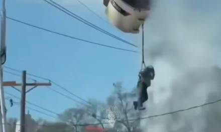 Video:Trabajador queda atrapado en canasta de camión,  después de que se incendiara repentinamente.