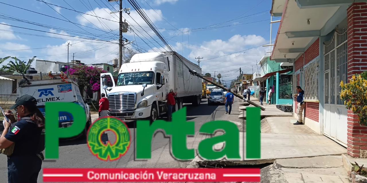 Bloqueada la circulación en Pacho Viejo: Tráiler derriba poste de telefonía