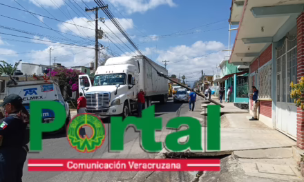 Bloqueada la circulación en Pacho Viejo: Tráiler derriba poste de telefonía