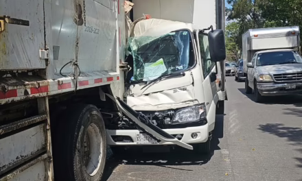 Aparatoso choque entre camioneta de carga y camión de basura en el Bulevar Porfirio Díaz