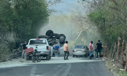 Volcadura de camión de carga en la carretera Xalapa-Actopan