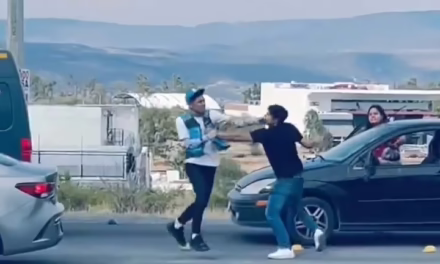 Video: DE LOS PAQUETES A LOS PUÑETOS: Repartidor de Prime protagoniza riña tras choque en León