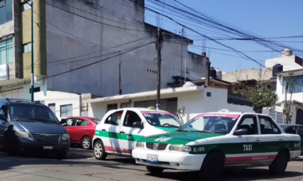 Chocan dos taxis en la colonia Progreso Macuiltépetl