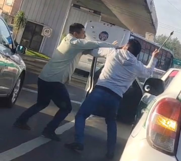 Video: Riña entre taxistas  en la Avenida Lázaro Cárdenas