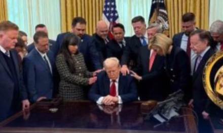 Un grupo de pastores y líderes cristianos visitó recientemente la Casa Blanca y se reunió con el presidente Donald Trump en la Oficina Oval para realizar una oración