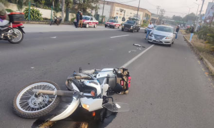 Choque en la Xalapa-Coatepec deja un motociclista lesionado frente a Plaza Orquídeas