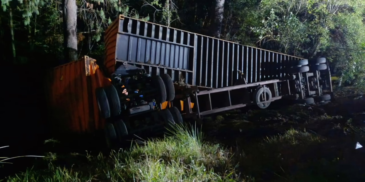 Vuelca tráiler en la carretera Perote-Xalapa; afectación en la zona de Cruz Blanca