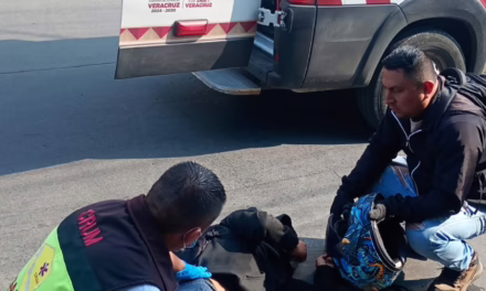 Motociclista sufre fractura tras fuerte accidente en la colonia Carolino Anaya
