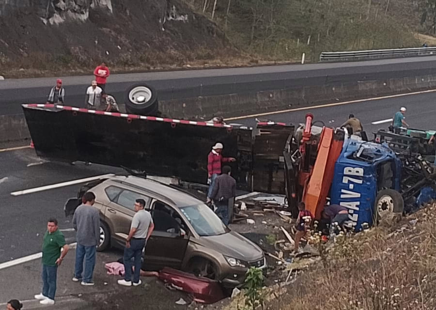 Vuelca grúa en la autopista Perote-Xalapa a la altura de El Fresno; intensa movilización en la zona