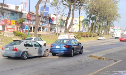 Choque en la Avenida Lázaro Cárdenas afecta la circulación hacia Banderilla