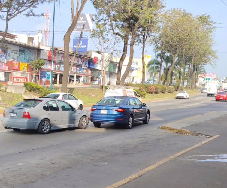 Choque en la Avenida Lázaro Cárdenas afecta la circulación hacia Banderilla