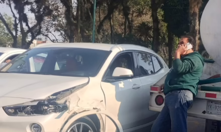 Percance vial en Los Sauces: Choque entre camioneta de lujo y pipa de agua genera caos en la calle Bolivia