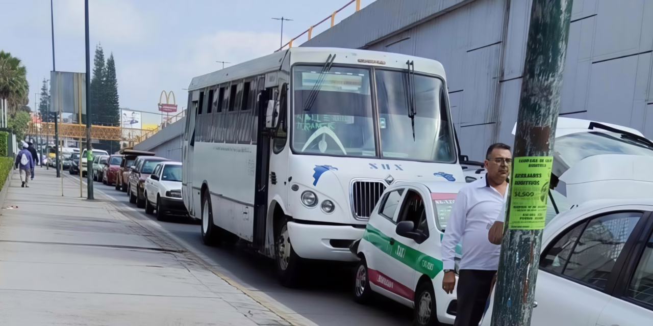 Choque entre autobús y taxi en la lateral del Puente Bicentenario afecta la circulación