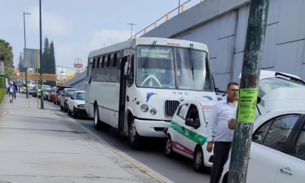 Choque entre autobús y taxi en la lateral del Puente Bicentenario afecta la circulación