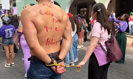 Video:Hombre acude a ‘apoyar’ a marcha 8M pero termina exhibido como deudor