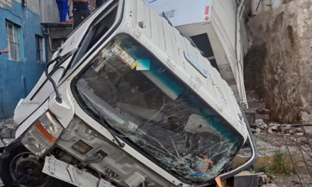 Video:Camión sin frenos cae en escalinatas de Naucalpan