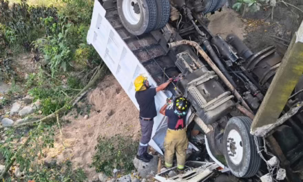 Volcadura de camión de volteo moviliza a cuerpos de emergencia en el Puente de Consolapa