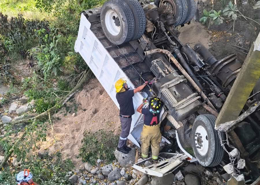 Volcadura de camión de volteo moviliza a cuerpos de emergencia en el Puente de Consolapa