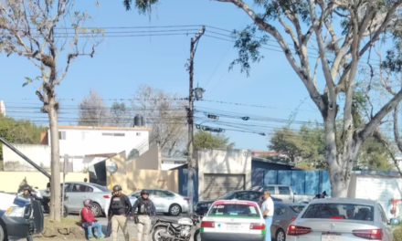 Choque entre taxi y motocicleta genera caos vial frente al Hotel Fiesta
