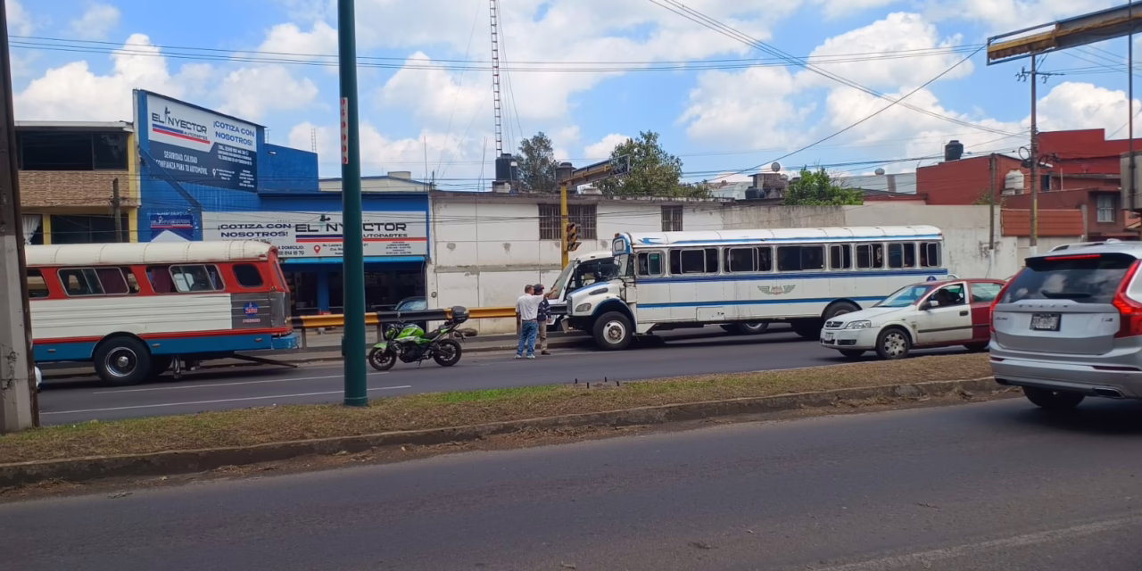 Percance vial en la Avenida Lázaro Cárdenas: Autobús de la línea Banderilla se sube al camellón