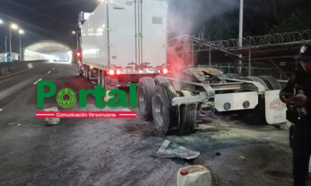 Incendio de tractocamión moviliza a cuerpos de emergencia en el Libramiento de Xalapa