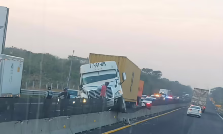Tráiler colisiona contra camellón en la carretera Cardel-Veracruz
