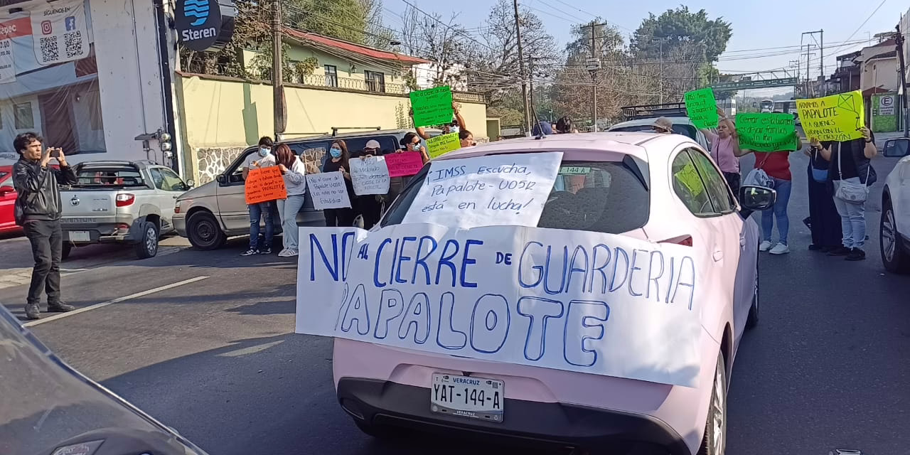 Padres de familia bloquean la entrada a Coatepec; protestan contra el cierre de una guardería
