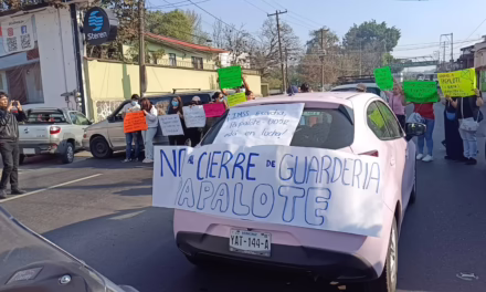 Padres de familia bloquean la entrada a Coatepec; protestan contra el cierre de una guardería