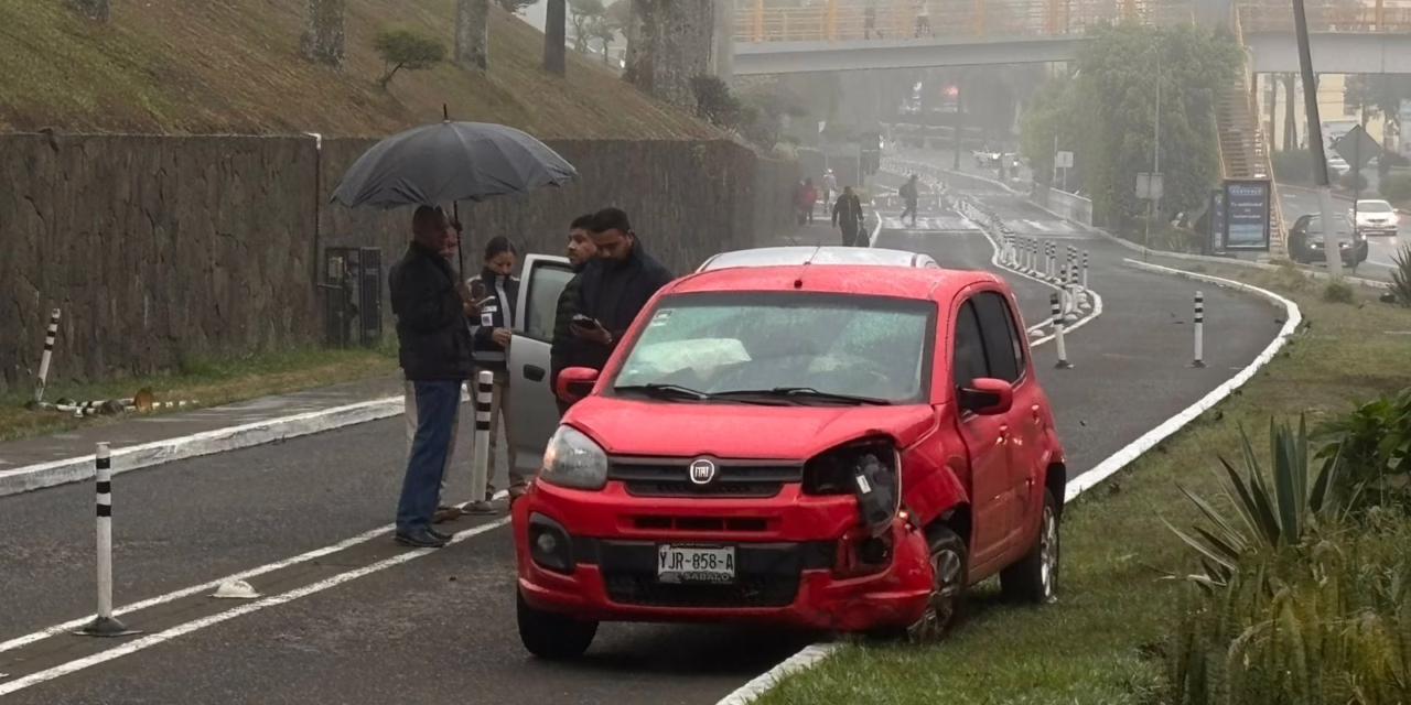 Aparatoso percance vial en la lateral de Plaza Américas; no hay lesionados