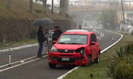 Aparatoso percance vial en la lateral de Plaza Américas; no hay lesionados