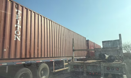 Persiste el caos vial en la Xalapa-Veracruz tras volcadura de remolque en Paso de Varas