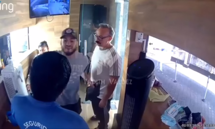 Video: GUARDIA DE SEGURIDAD ES GOLPEADO POR RESIDENTE EN FRACCIONAMIENTO DE NUEVO LEÓN