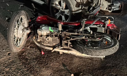 Motociclista hospitalizado tras impactarse contra camioneta en la avenida Américas