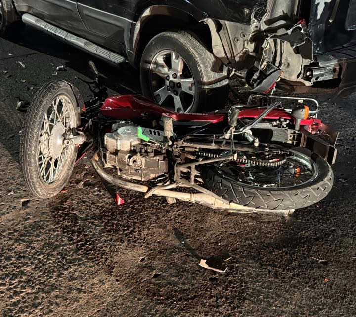 Motociclista hospitalizado tras impactarse contra camioneta en la avenida Américas