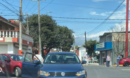 Choque de particulares bloquea vialidad en la colonia Constituyentes de Xalapa