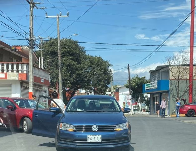 Choque de particulares bloquea vialidad en la colonia Constituyentes de Xalapa
