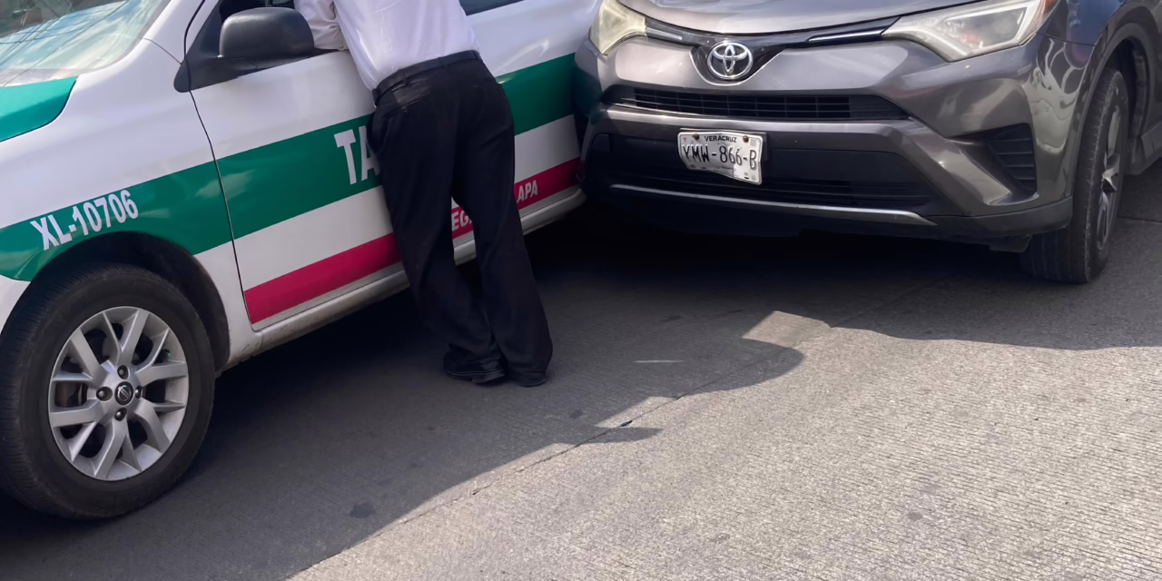 Choque entre taxi y particular bloquea la calle Clavijero