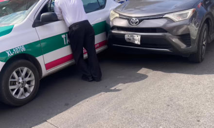 Choque entre taxi y particular bloquea la calle Clavijero