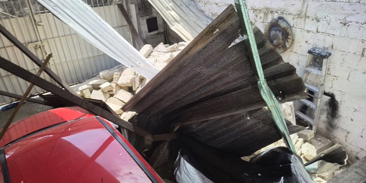 Colapsa barda sobre vivienda en la colonia Sostenes M. Blanco