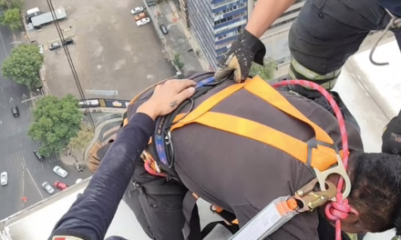 VIDEO: Rescatan a limpiador de vidrios atrapado a más de 30 pisos en edificio de Paseo de la Reforma, CDMX